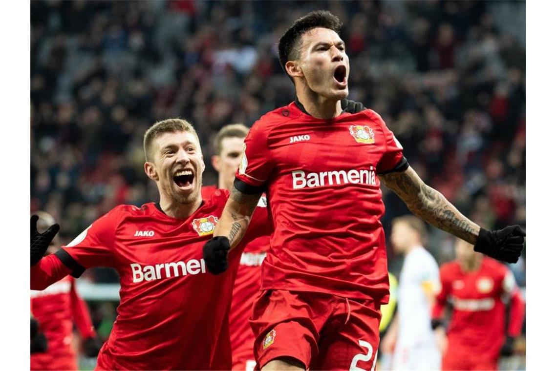 Leverkusens Spieler feiern das Tor von Charles Aranguiz (l) zum 2:1 gegen Union Berlin. Foto: Federico Gambarini/dpa