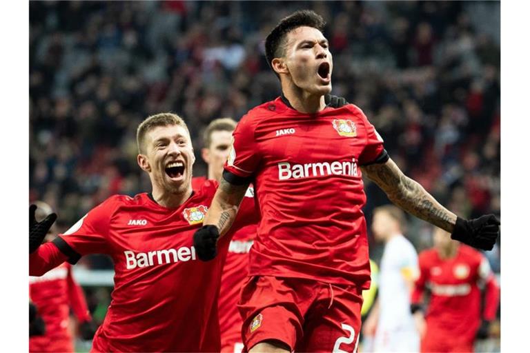 Leverkusens Spieler feiern das Tor von Charles Aranguiz (l) zum 2:1 gegen Union Berlin. Foto: Federico Gambarini/dpa