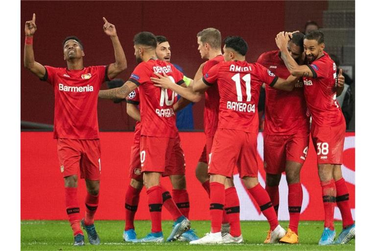 Leverkusens Spieler feiern die 1:0-Führung gegen Atlético. Foto: Federico Gambarini/dpa