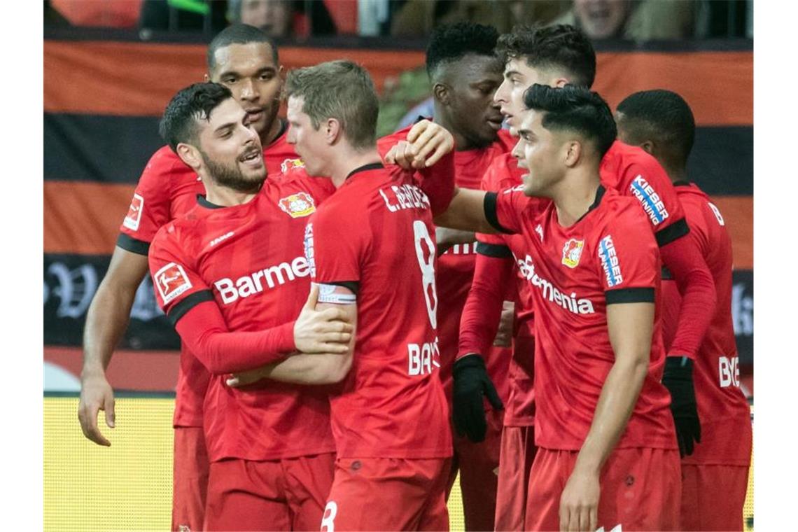 Leverkusens Spieler jübeln über das Tor zum 4.3. Foto: Bernd Thissen/dpa