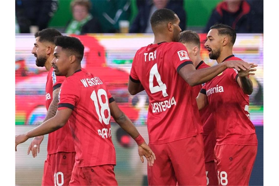 Leverkusen bleibt oben dran - Wolfsburg in der Krise Leverkusens Torschütze Bellarabi (r) bejubelt sein Tor zum 1:0 gegen den VfL Wolfsburg mit seinen Mannschaftskameraden. Foto: Peter Steffen/dpa