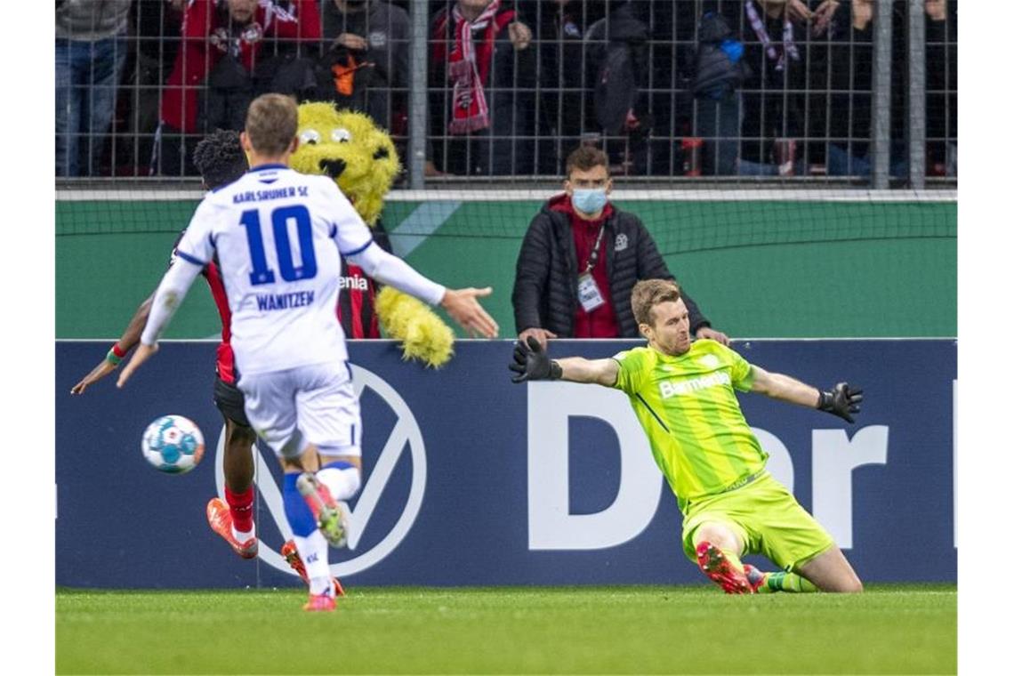 Leverkusens Torwart Lukas Hradecky patzte gegen den KSC. Foto: David Inderlied/dpa