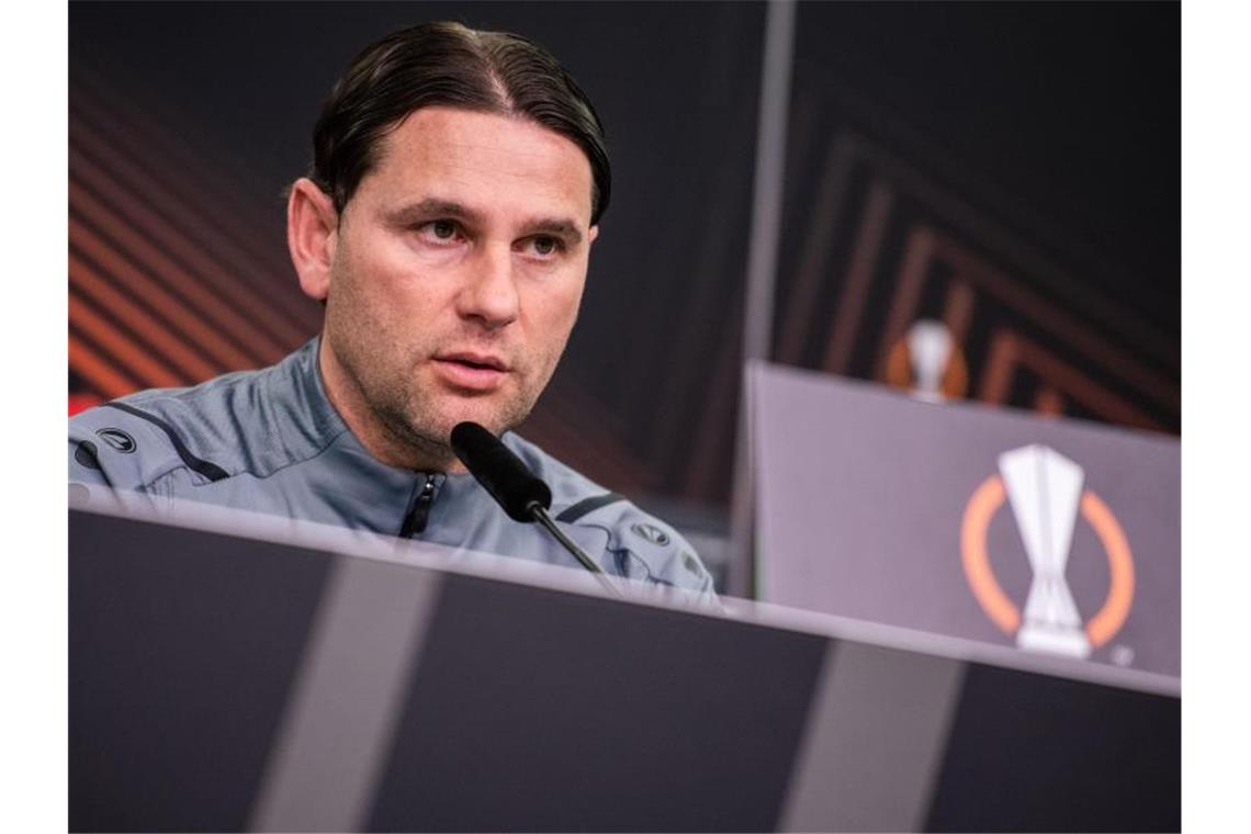 Frankfurt und Leverkusen wollen Europa-Reise fortsetzen Leverkusens Trainer Gerardo Seoane muss gegen Bergamo auf mehrere Schlüsselspieler verzichten. Foto: Marius Becker/dpa