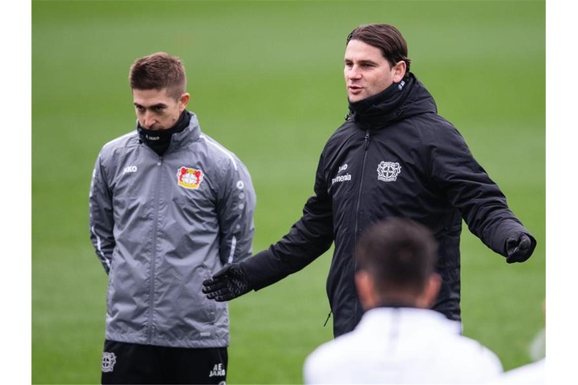 Leverkusen gegen Celtic vor außergewöhnlicher Chance Leverkusens Trainer Gerardo Seoane (r) spricht beim Abschlusstraining zur Mannschaft. Foto: Marius Becker/dpa
