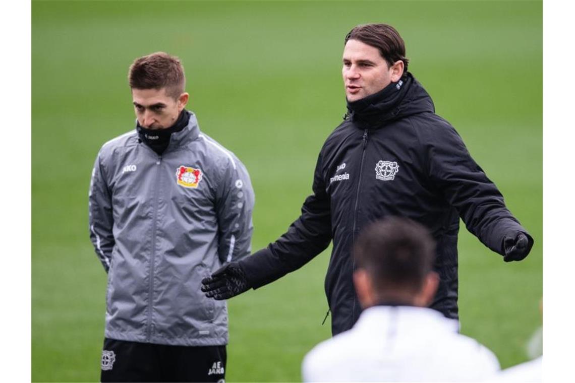 Leverkusens Trainer Gerardo Seoane (r) spricht beim Abschlusstraining zur Mannschaft. Foto: Marius Becker/dpa