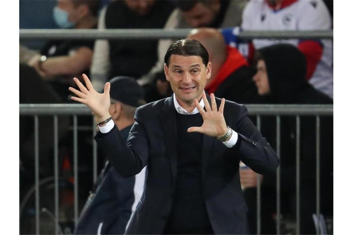 Bayer mit Zuversicht: Wollen gegen Spitzenteams bestehen Leverkusens Trainer Gerardo Seoane will gegen Bayern bestehen. Foto: Friso Gentsch/dpa/Archivbild