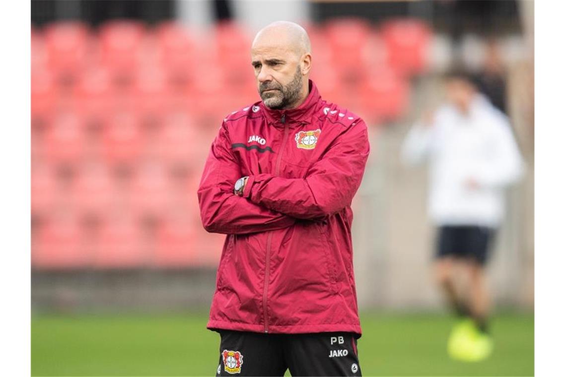 Heute könnte es vorbei sein: Leverkusen vor frühem Aus Leverkusens Trainer Peter Bosz hat die Hoffnung auf das Weiterkommen pflichtschuldig nicht aufgegeben. Foto: Marcel Kusch/dpa