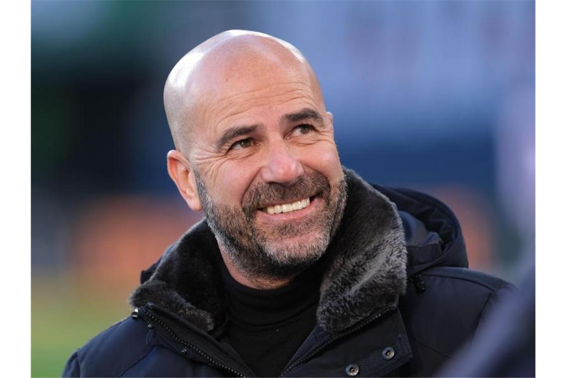 Leverkusens Trainer Peter Bosz ist vor dem Spiel in der Arena. Foto: Peter Steffen/dpa/Archivbild