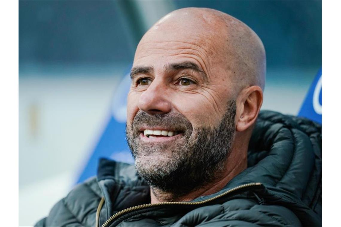 Leverkusens Trainer Peter Bosz lächelt. Foto: Uwe Anspach/dpa