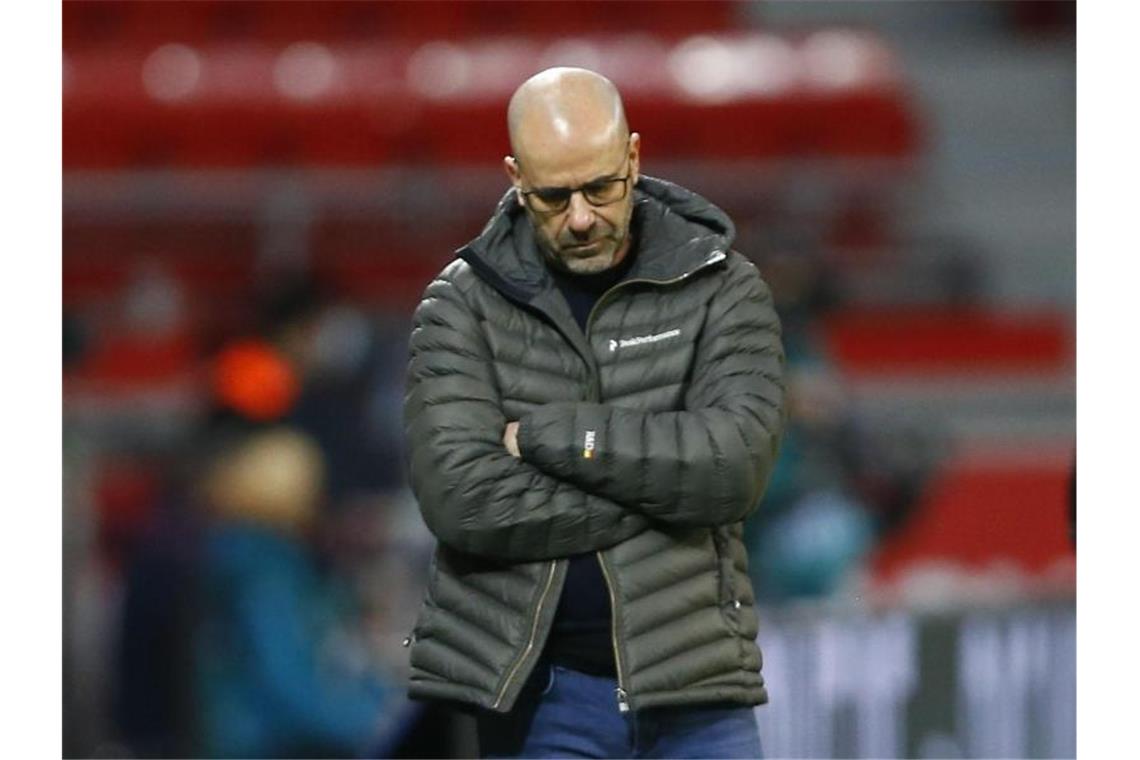 Leverkusens Trainer Peter Bosz schaut zu Boden. Foto: Thilo Schmuelgen/Reuters/Pool/dpa