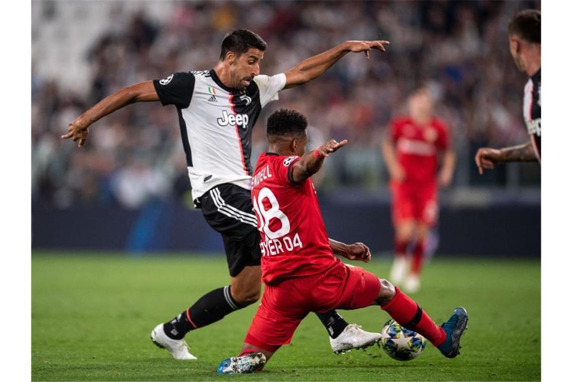 Leverkusens Wendell (r) und Juve-Spieler Sami Khedira kämpfen um den Ballbesitz. Foto: Marius Becker/dpa