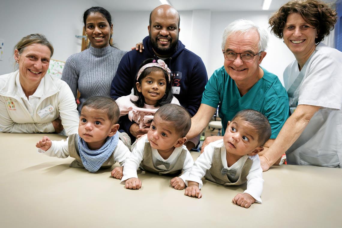Levi, Leon und Luca (von links) sind mobil und gesund. Darüber freuen sich Nicole Hasimis, die Drillingseltern Joisy Jose und Binoop Pottackal Paul mit Tochter Amelia, Ulrich Bernbeck und Ulrike Schiller.Foto: RMK