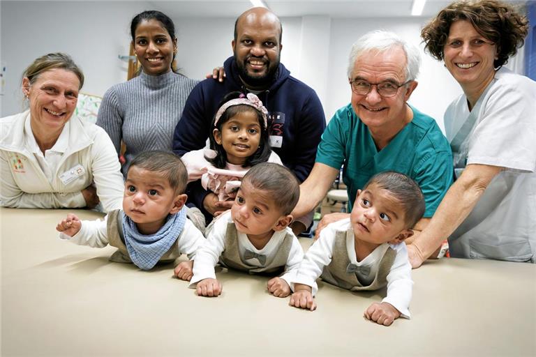 Levi, Leon und Luca (von links) sind mobil und gesund. Darüber freuen sich Nicole Hasimis, die Drillingseltern Joisy Jose und Binoop Pottackal Paul mit Tochter Amelia, Ulrich Bernbeck und Ulrike Schiller.Foto: RMK