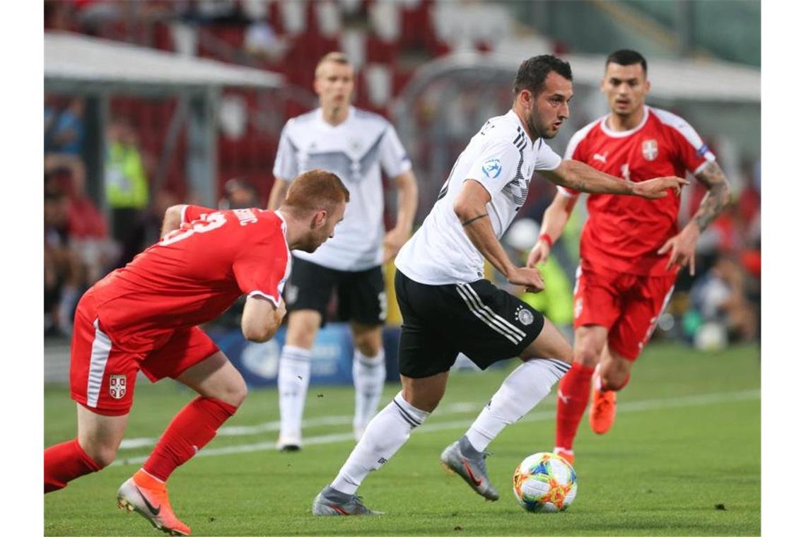 Deutsche U21 mit überragendem Sieg gegen Serbien Levin Öztunali (M) aus Deutschland spielt den Ball an Miroslav Bogosavac (l) aus Serbien vorbei. Foto: Cezaro De Luca