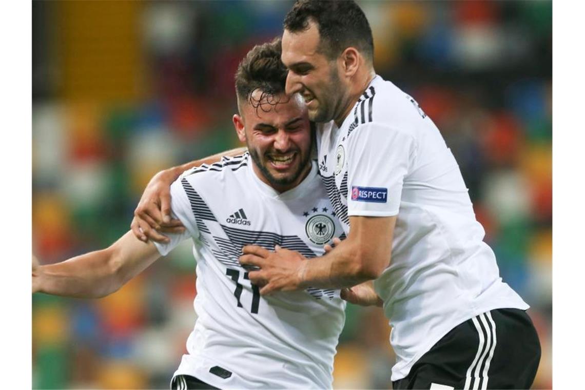 Deutsche U21 startet mit Sieg in EM - Richter trifft doppelt Levin Öztunali (r) feiert Doppeltorschütze Marco Richter. Foto: CŽzaro De Luca