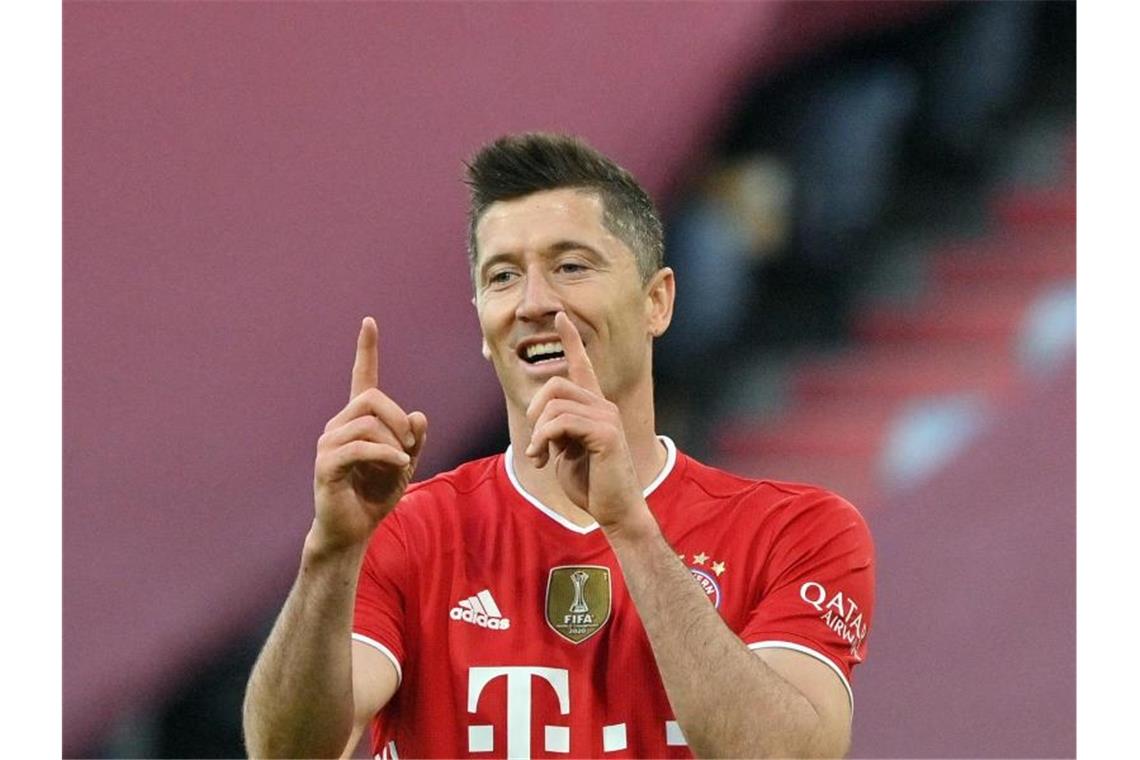 Umfrage unter den Profis: Lewandowski bester Feldspieler Lewandowski ist von den Bundesliga-Profis zum fünften Mal zum besten Feldspieler der Saison gewählt worden. Foto: Peter Kneffel/dpa-Pool/dpa