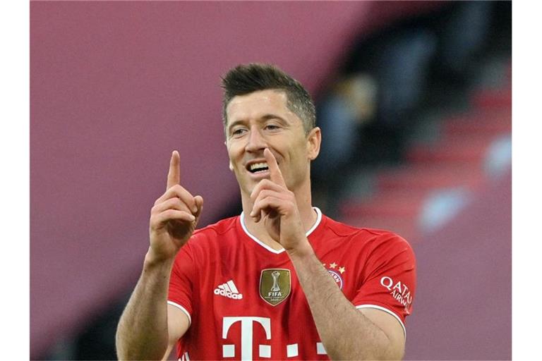 Lewandowski ist von den Bundesliga-Profis zum fünften Mal zum besten Feldspieler der Saison gewählt worden. Foto: Peter Kneffel/dpa-Pool/dpa