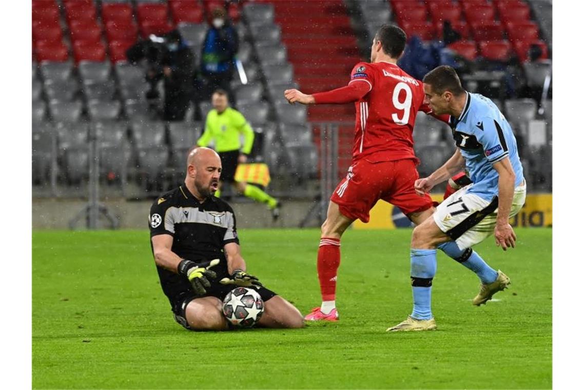 FC Bayern mit Pflichtsieg gegen Lazio ins Viertelfinale Lewandowski (M.) scheitert beim Abschluss an Lazio-Torwart Pepe Reina. Foto: Sven Hoppe/dpa