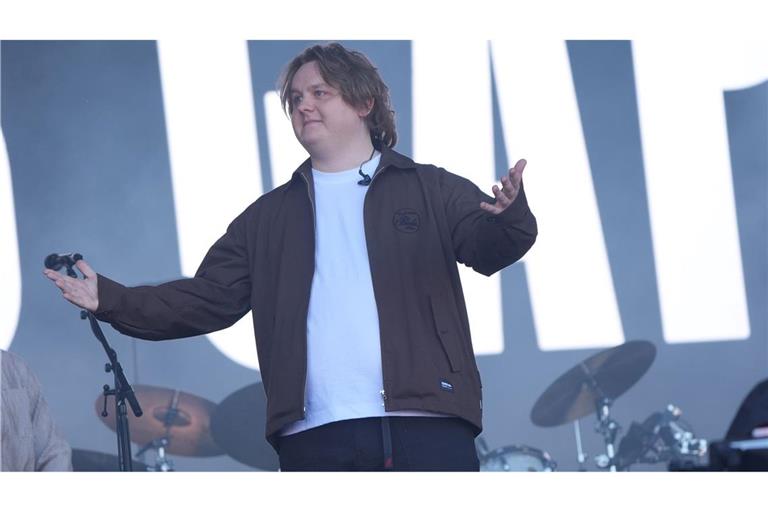 Lewis Capaldi bei seinem Auftritt auf der Pyramid-Stage während des Glastonbury-Festivals in Worthy Farm in Pilton (Somerset), England.