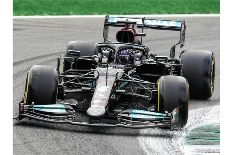 Lewis Hamilton drehte zum Auftakt in Monza die schnellste Runde. Foto: Luca Bruno/AP/dpa
