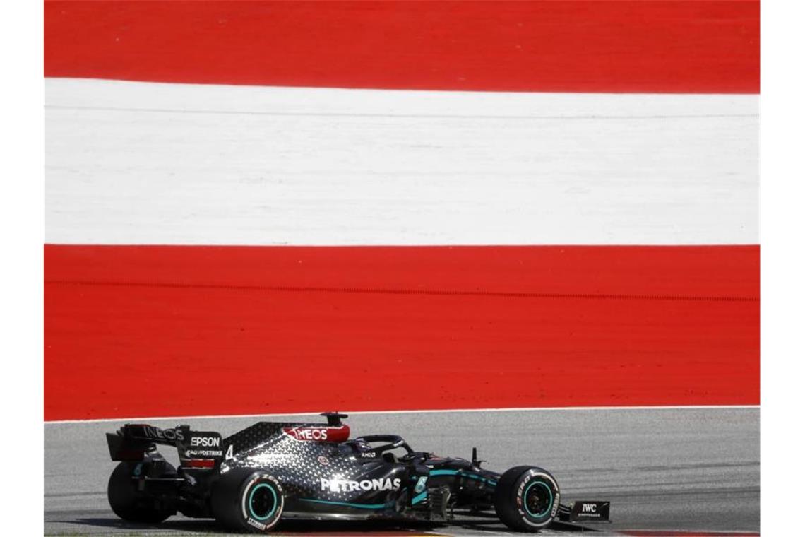 Lewis Hamilton erhielt nach einer Kollision eine Fünf-Sekunden-Strafe. Foto: Leonhard Foeger/pool Reuters/AP/dpa