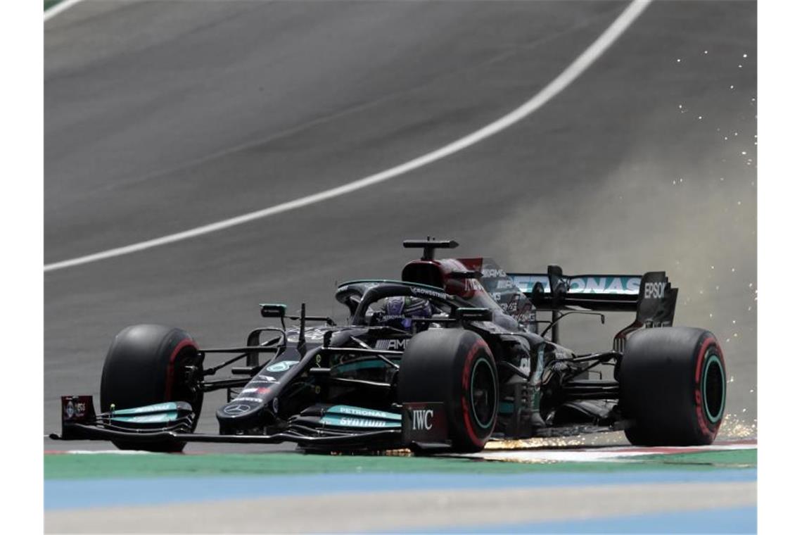 Hamilton verpasst 100. Pole Position Lewis Hamilton fehlten gerade einmal sieben Tausendstelsekunden zur 100. Pole. Foto: Manu Fernandez/AP/dpa