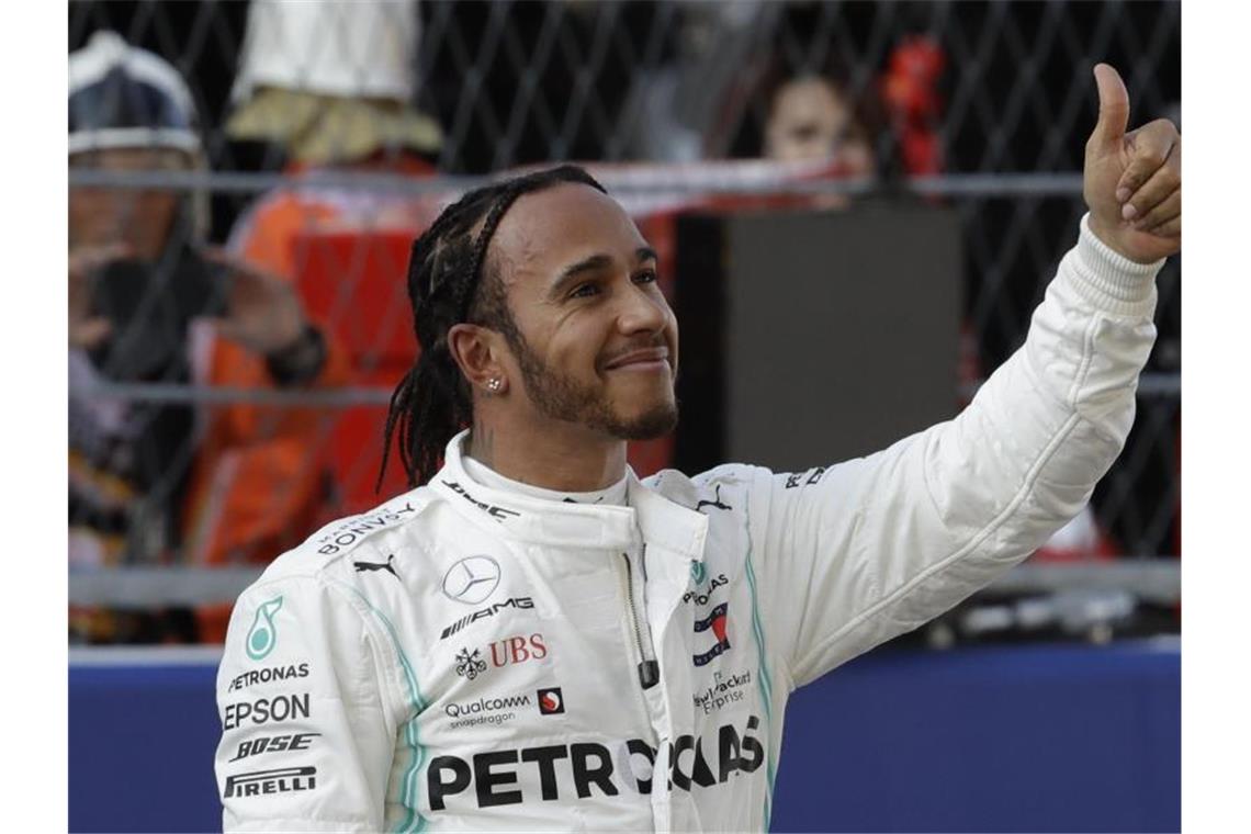 Lewis Hamilton feiert seine Leistung nach dem Qualifying. Foto: Luca Bruno/AP