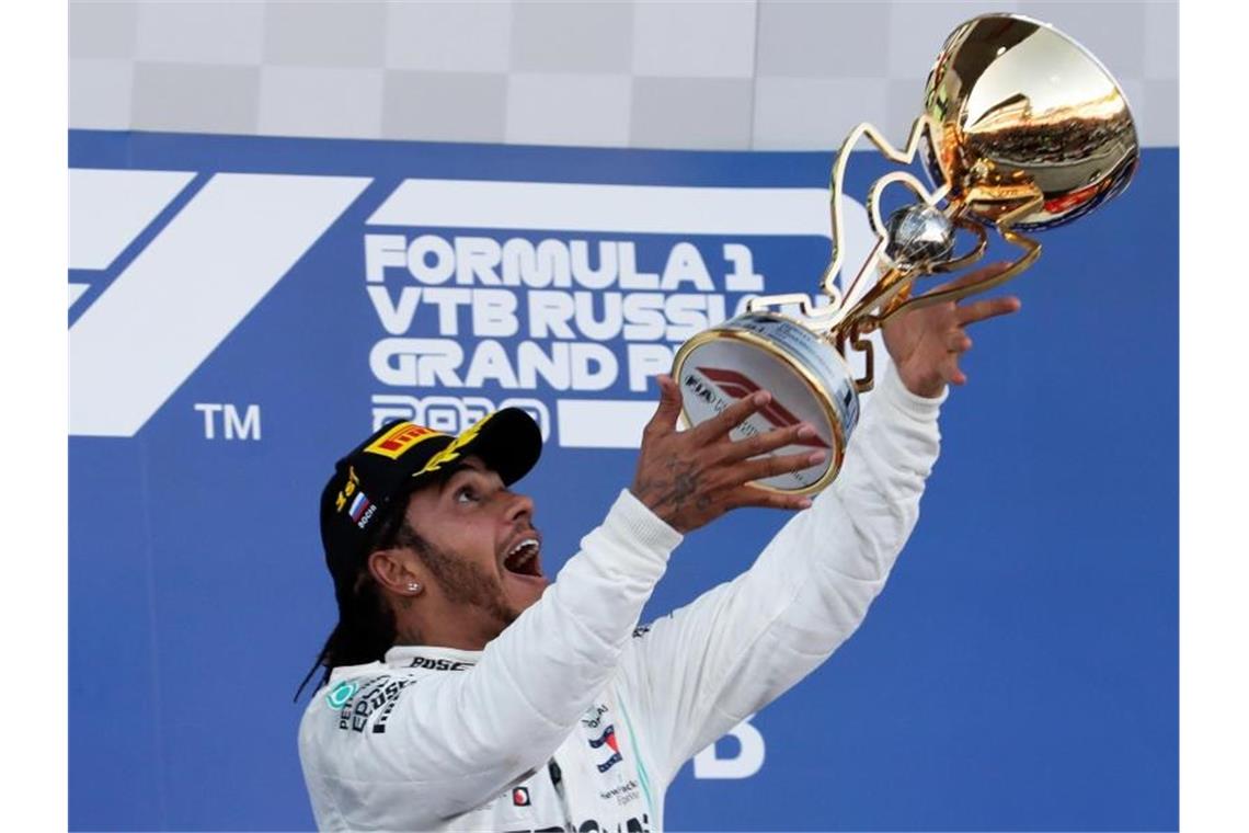 Lewis Hamilton feiert seinen Sieg beim Großen Preis von Russland. Foto: Luca Bruno/AP