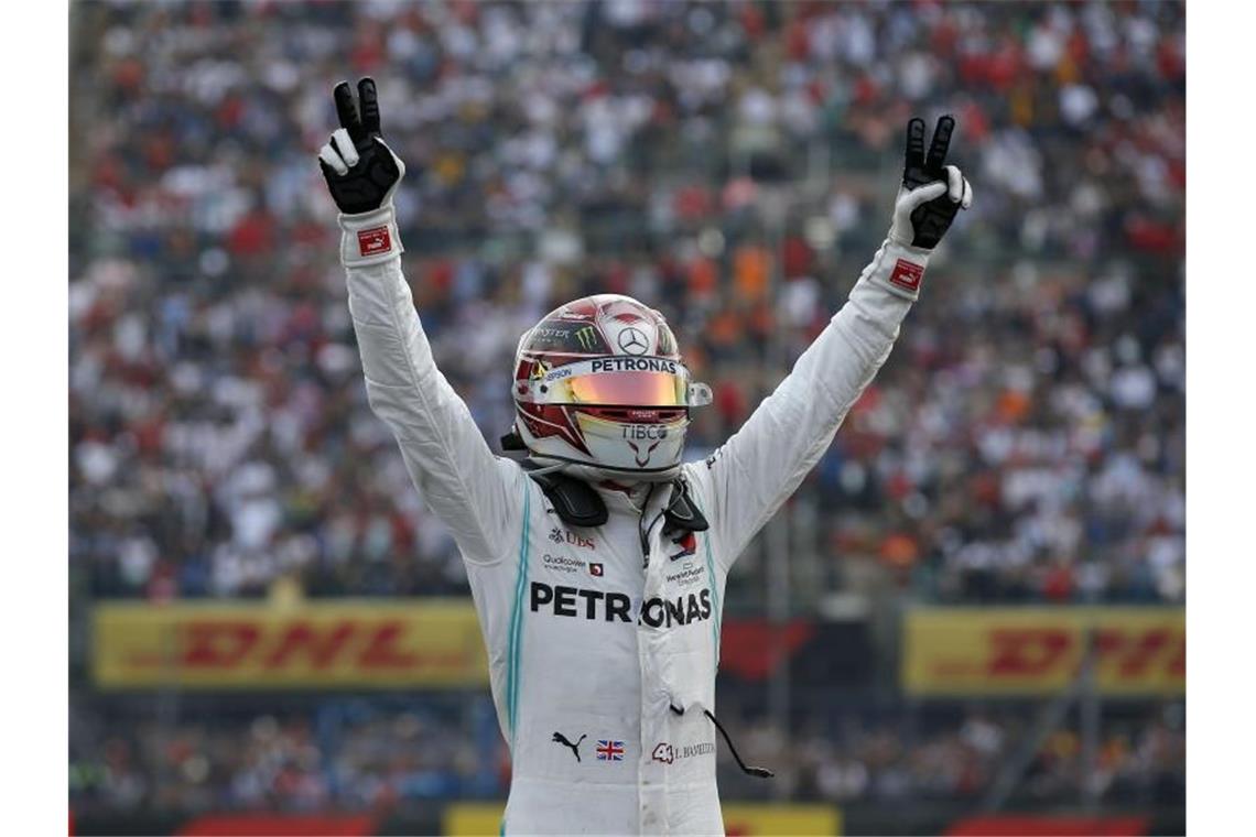 Hamiltons Titelfiesta trotz Mexiko-Sieg vertagt Lewis Hamilton feiert seinen Sieg in Mexiko. Foto: Eduardo Verdugo/AP/dpa
