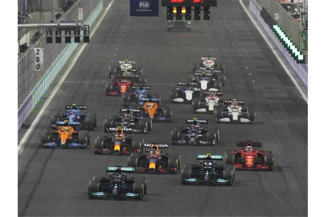 Lewis Hamilton führt das Fahrerfeld zu Beginn des Rennens an. Foto: Hassan Ammar/AP/dpa