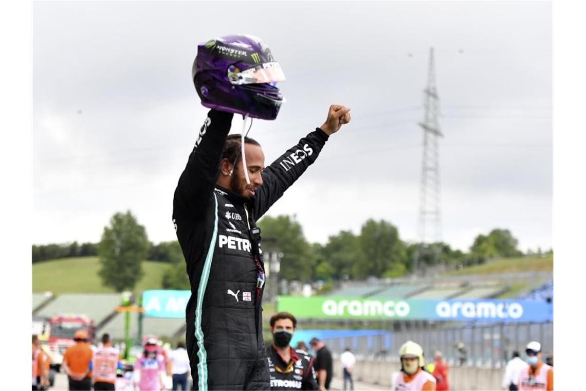 Lewis Hamilton führt nach drei Saisonrennen nun auch die Gesamtwertung an. Foto: Joe Klamar/Pool AFP/dpa