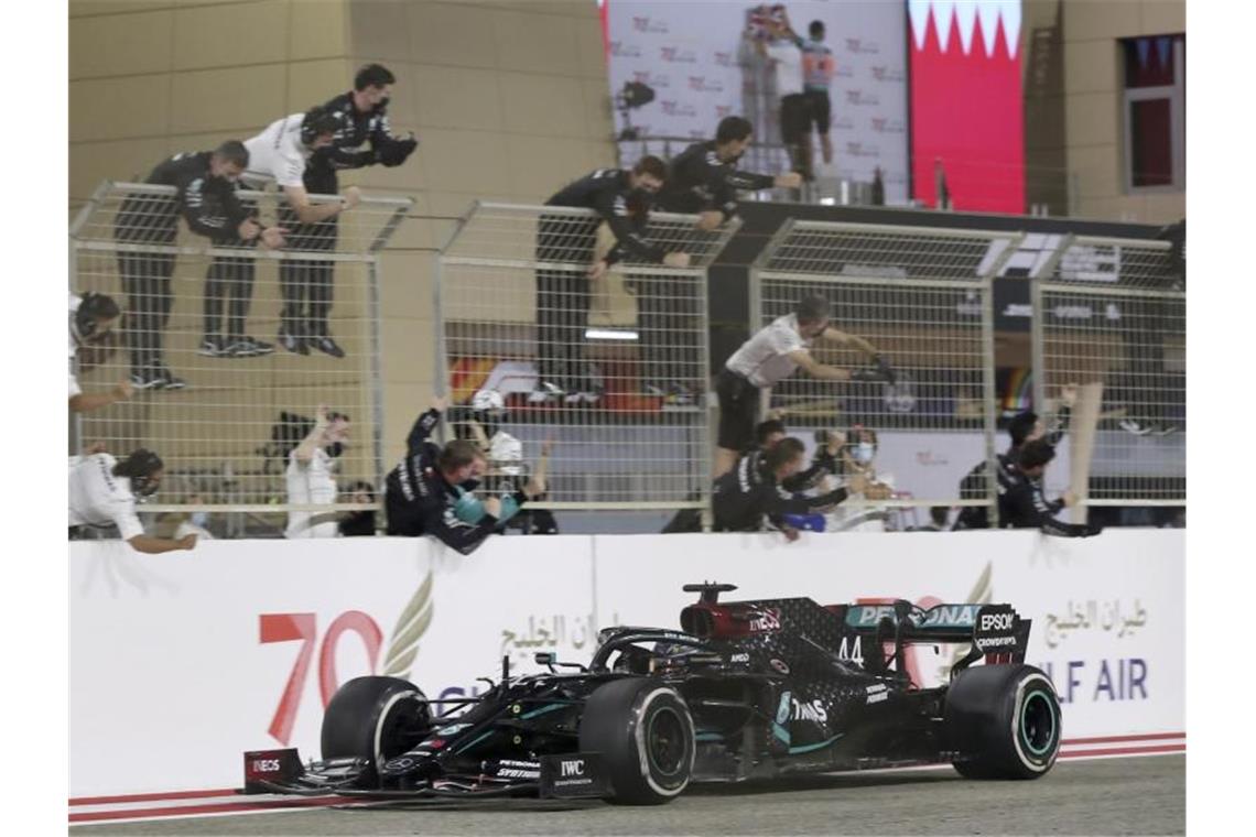 Feuer-Unfall überschattet Hamilton-Sieg in Bahrain