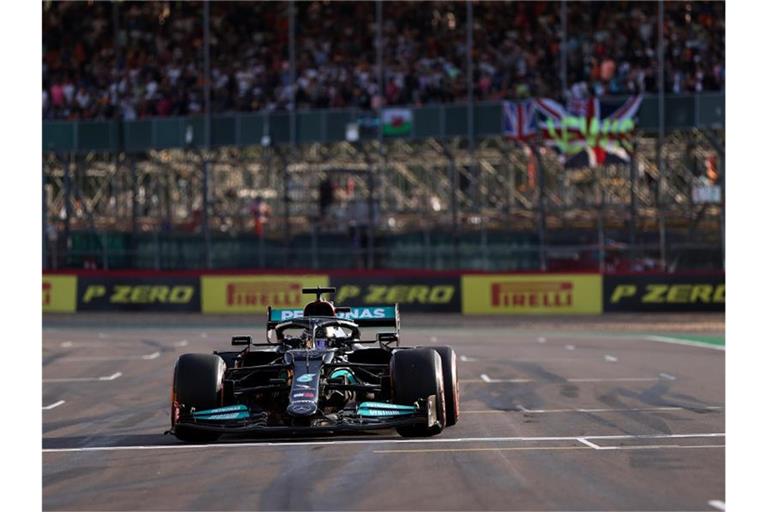 Lewis Hamilton geht bei seinem Heim-Grand-Prix von Platz zwei an den Start. Foto: Lars Baron/Pool Getty/dpa