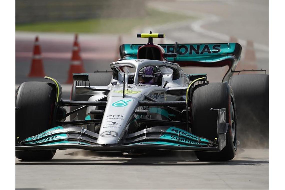 Noch mehr Action: Radikalkur für die Formel 1 Lewis Hamilton geht in der ungewohnten Rolle des Herausforderers in die neue Saison. Foto: Hasan Bratic/dpa