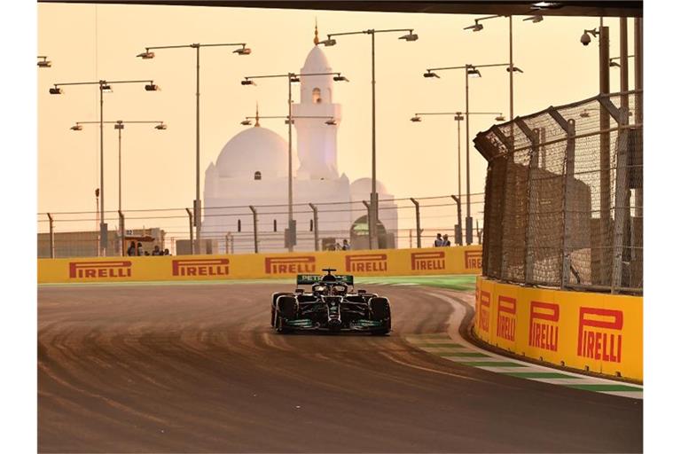 Lewis Hamilton geht in Saudi-Arabien von der Pole Position ins Rennen. Foto: Hasan Bratic/dpa