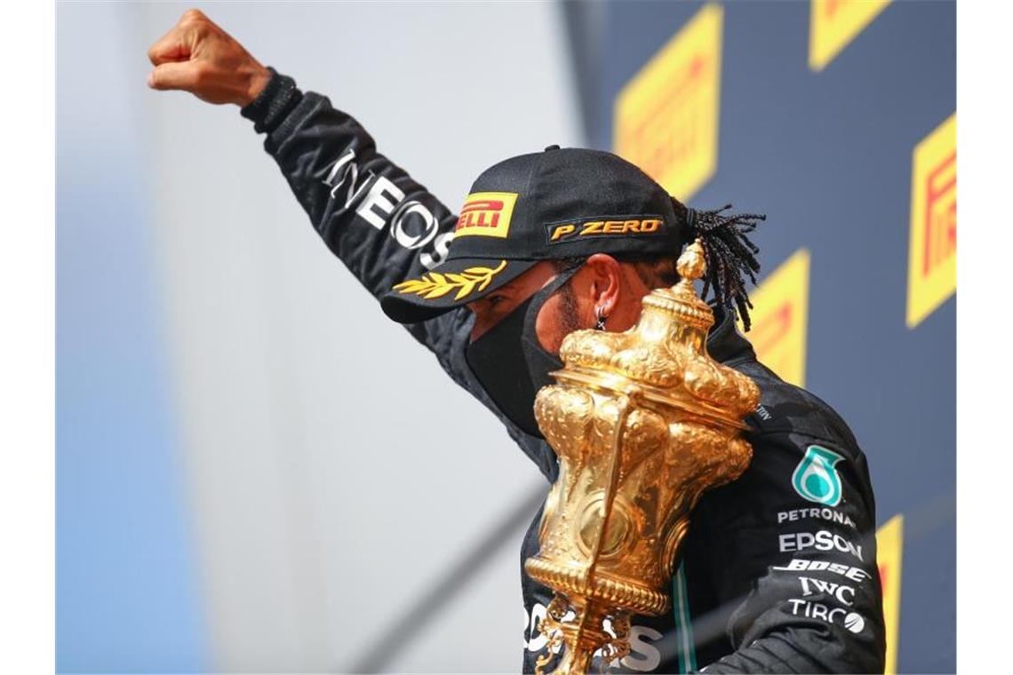 Lewis Hamilton gewann im Mercedes auch in Silverstone. Foto: Bryn Lennon/Pool Getty/AP/dpa