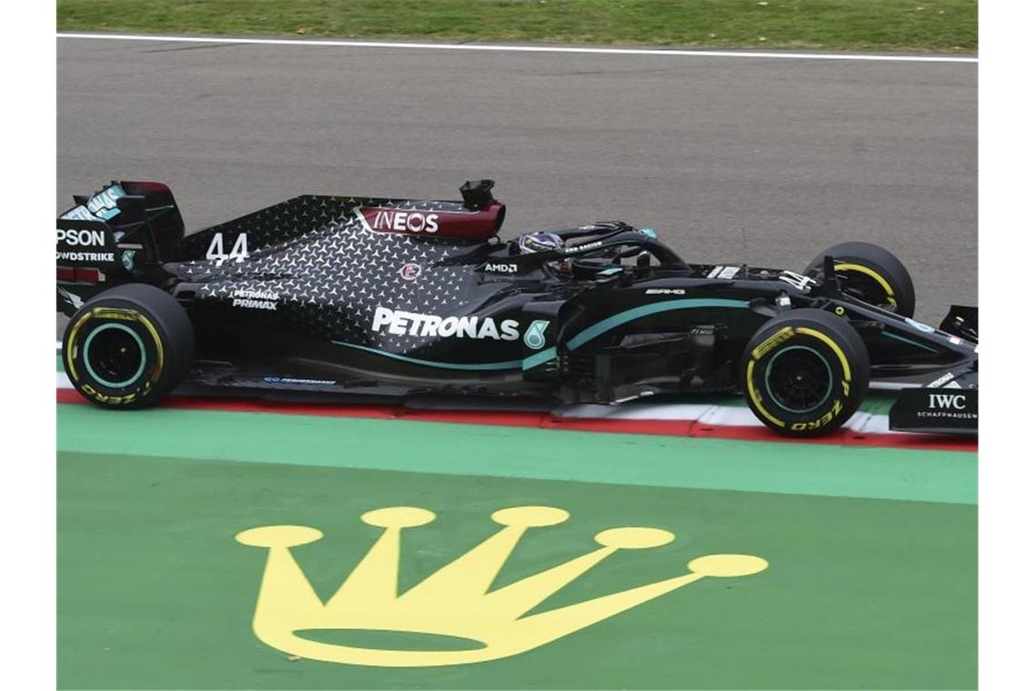 Hamilton führt Mercedes zur siebten Team-WM Lewis Hamilton hat auch den Großen Preis in Imola gewonnen. Foto: Miguel Medina/AFP Pool/AP/dpa