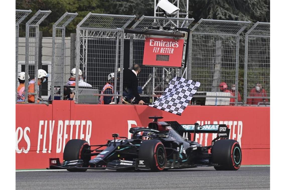 Hamilton führt Mercedes zur siebten Team-WM Lewis Hamilton hat auch den Großen Preis in Imola gewonnen. Foto: Miguel Medina/AFP Pool/AP/dpa