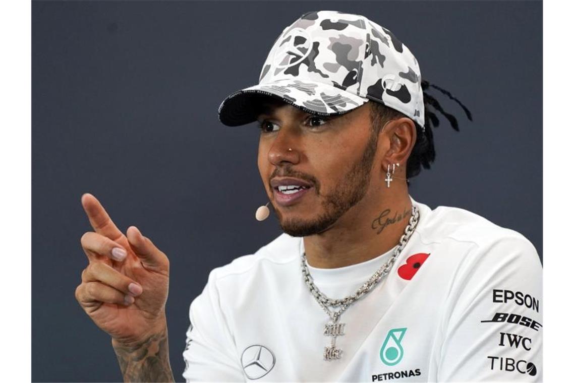 Lewis Hamilton hat in der Diskussion um Rassismus und Polizeigewalt in den USA deutlich Position bezogen. Foto: Chuck Burton/AP/dpa