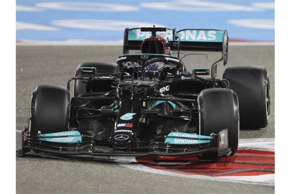 Mick Schumacher bei Debüt „viel gelernt“ - Hamilton gewinnt Lewis Hamilton hat zum Saisonstart den Großen Preis von Bahrain gewonnen. Foto: Kamran Jebreili/AP/dpa