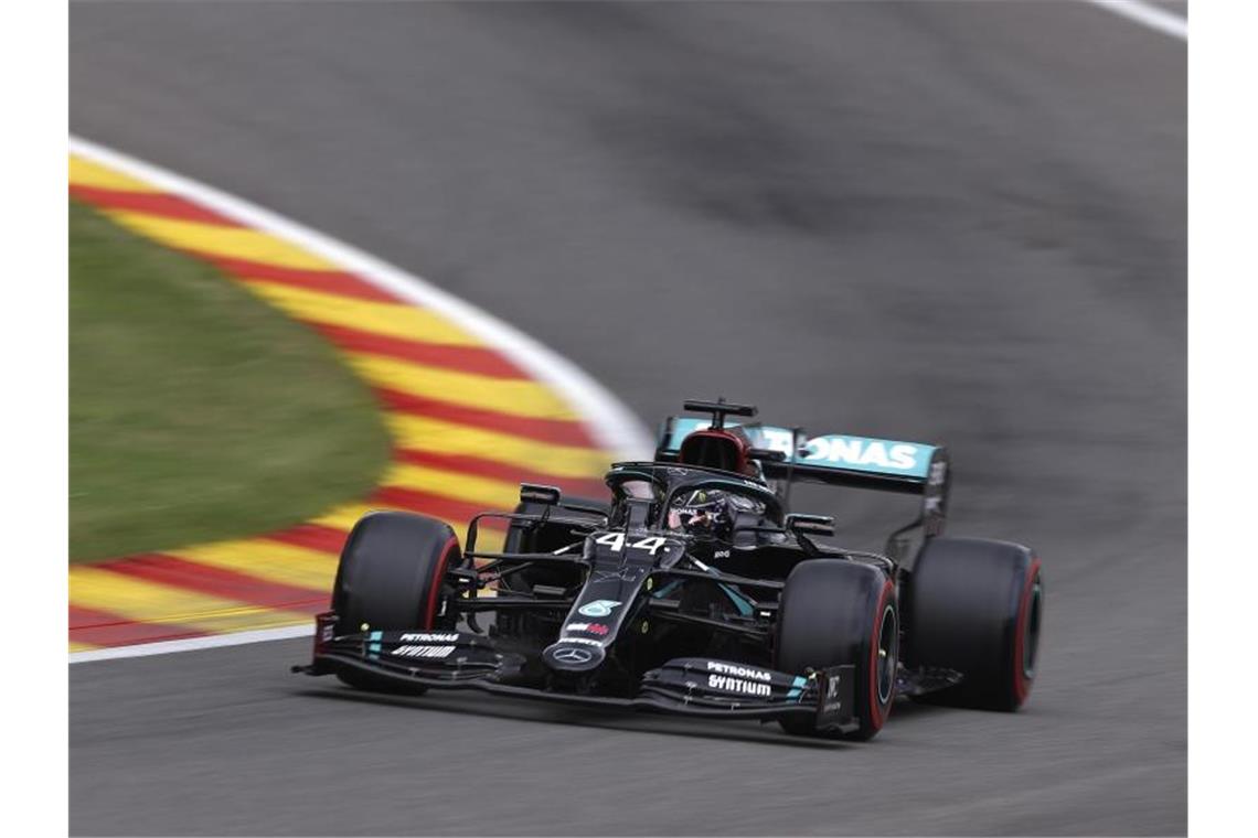 Hamilton rast auf die Pole - Vettel am Tiefpunkt Lewis Hamilton holte sich die Pole - vor seinem Teamkollegen Valtteri Bottas. Foto: Lars Baron/POOL GETTY/AP/dpa