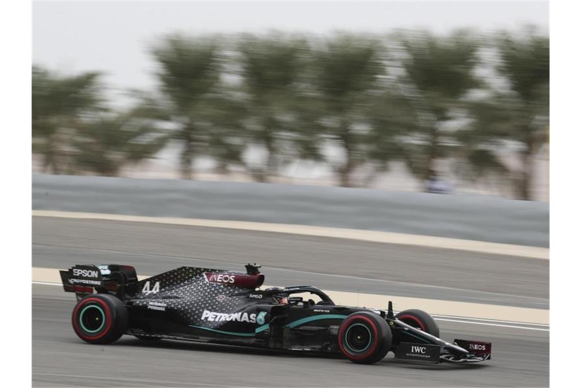 Lewis Hamilton holte sich in Bahrain die 98. Pole Position seiner Karriere. Foto: Kamran Jebreili/Pool AP/dpa