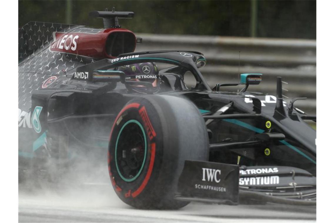 Lewis Hamilton holte sich in Ungarn die 90. Pole seiner Karriere. Foto: Darko Bandic/Pool/AP/dpa