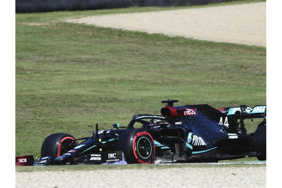 Vettel in Mugello ohne Chance - Nächste Pole für Hamilton Lewis Hamilton holte zum siebten Mal in dieser Saison die Pole. Foto: Jennifer Lorenzini/Pool Reuters/AP/dpa