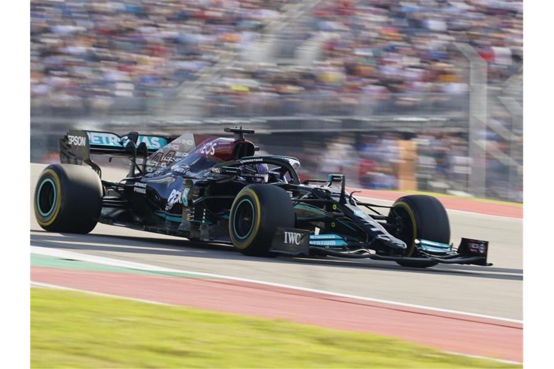 Lewis Hamilton im Freien Training vor dem Grand Prix der USA. Foto: Eric Gay/AP/dpa