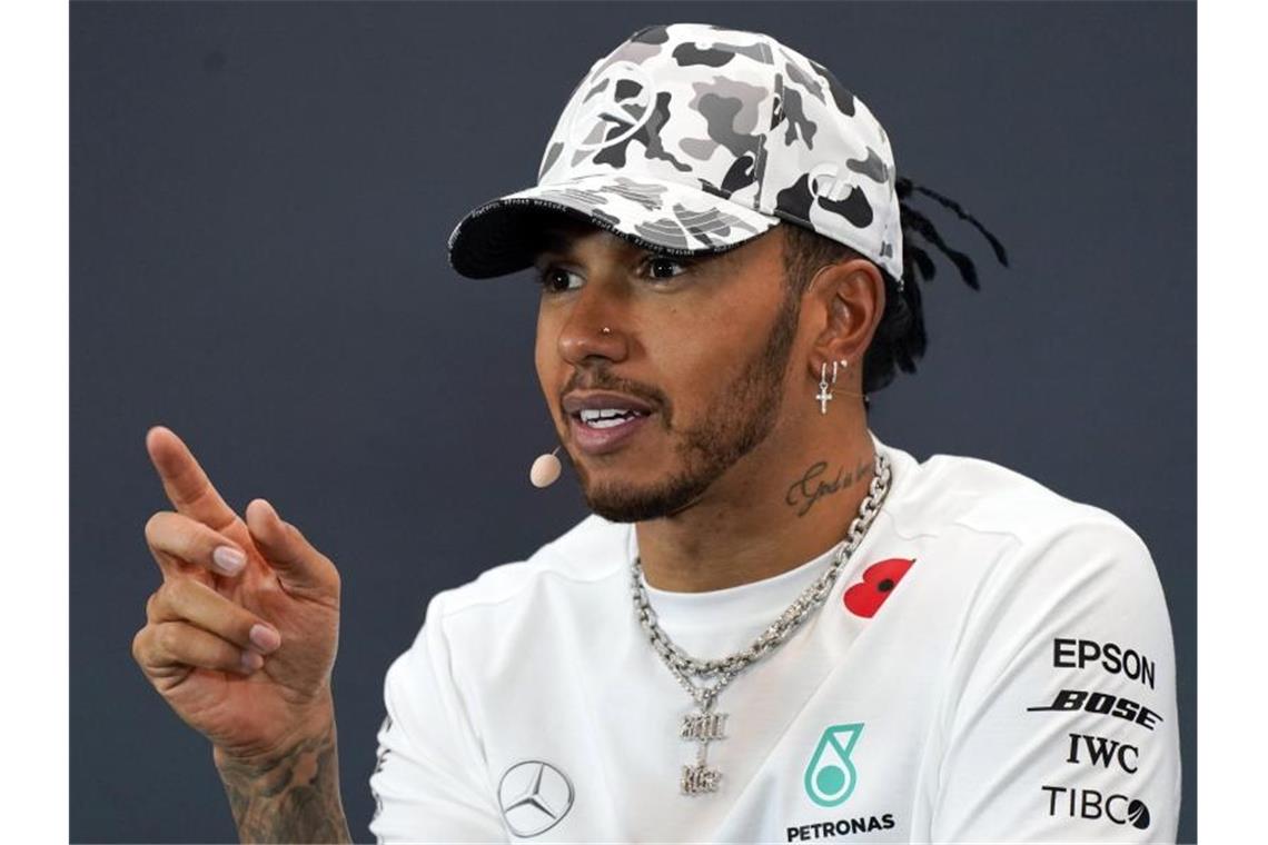 Lewis Hamilton ist auch zu den von ihm ungeliebten Einsätzen im Simulator bereit. Foto: Chuck Burton/AP/dpa