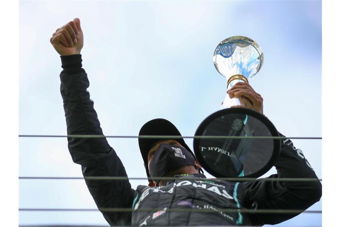 Lewis Hamilton kann beim Großen Preis von Portugal den Rekord für die meisten Grand-Prix-Siege knacken. Foto: Bryn Lennon/Pool Getty/AP/dpa