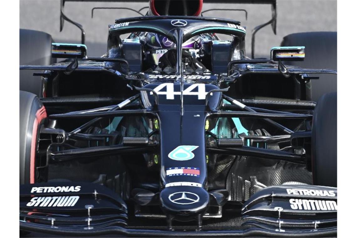 Lewis Hamilton kann mit einem Sieg beim Grand Prix der Eifel nach Karrieresiegen mit Rekordhalter Michael Schumacher gleichziehen. Foto: Ina Fassbender/Pool AFP/AP/dpa