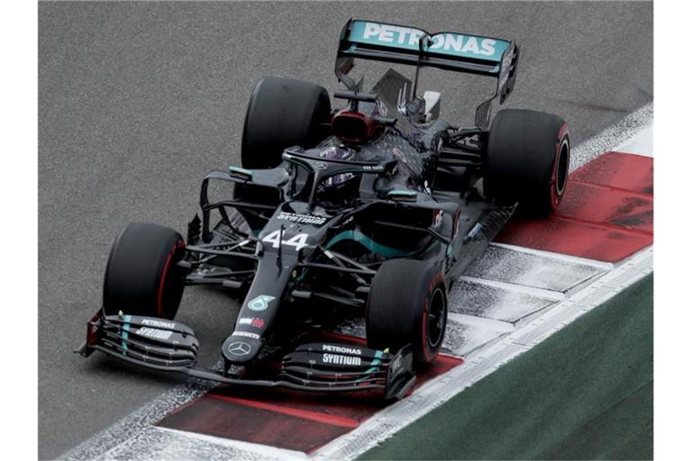 Lewis Hamilton könnte in Sotschi seinen 91. Sieg feiern und in dieser Statistik zu Michael Schumacher aufschließen. Foto: Pavel Golovkin/Pool AP/dpa