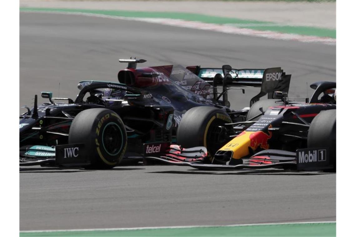 Lewis Hamilton (l) im Duell mit Max Verstappen. Foto: Manu Fernandez/AP/dpa